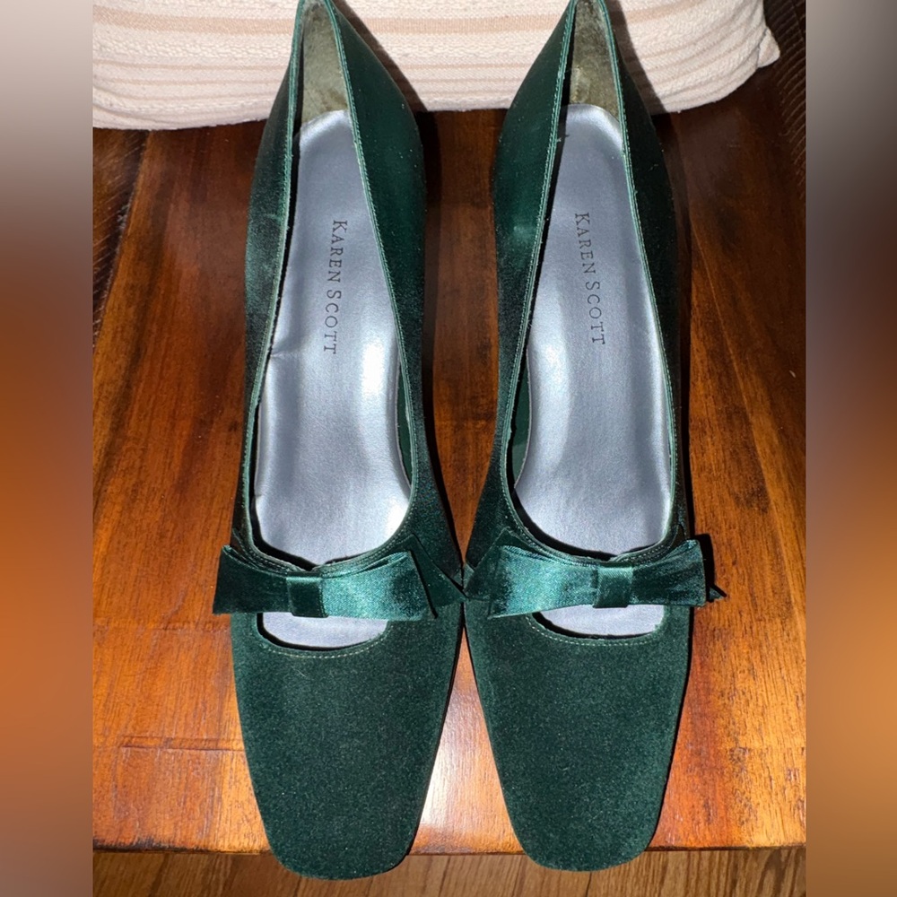 Karen Scott Women's Green Velvet Heels